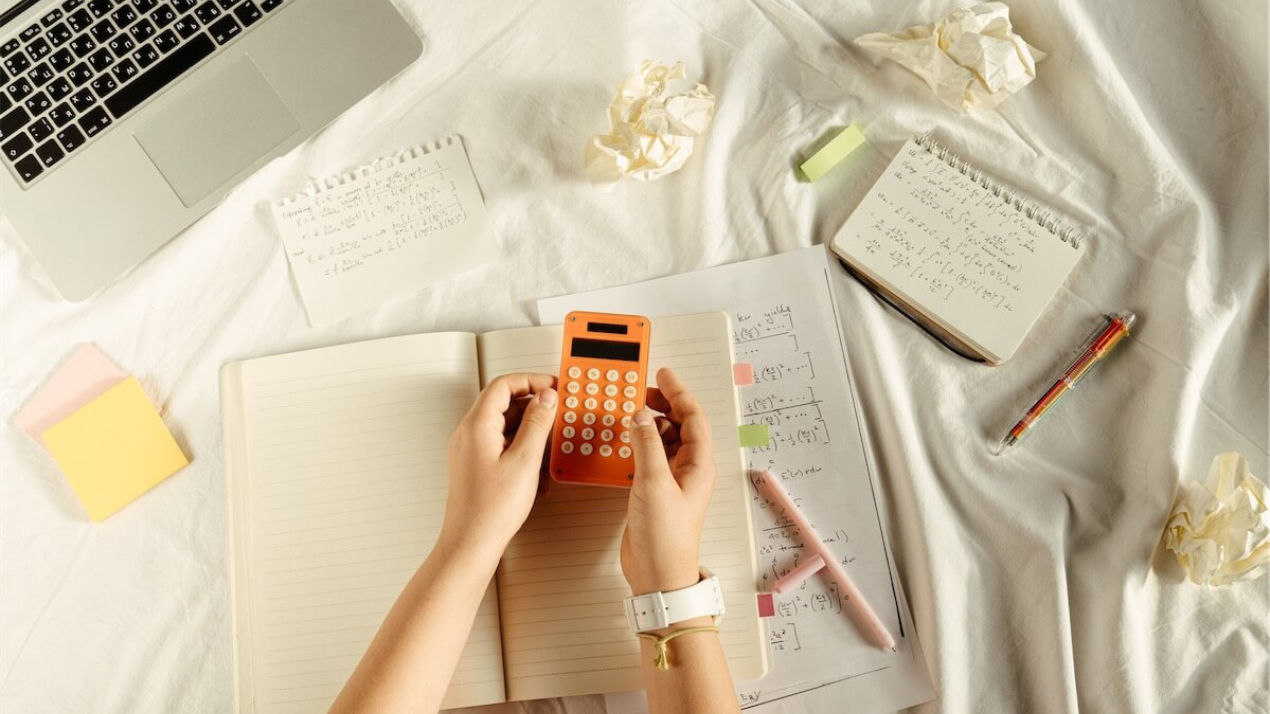 Fille faisant ses devoirs avec une calculatrice