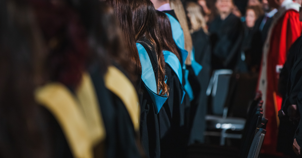 Étudiants vus de dos lors d'une cérémonie de remise des diplômes