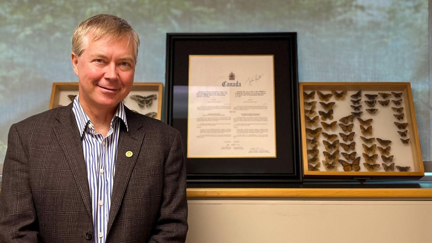 Le professeur Kerr est photographié à côté du certificat que lui a remis la gouverneure générale du Canada en l'intronisant membre du Conseil du CRSNG
