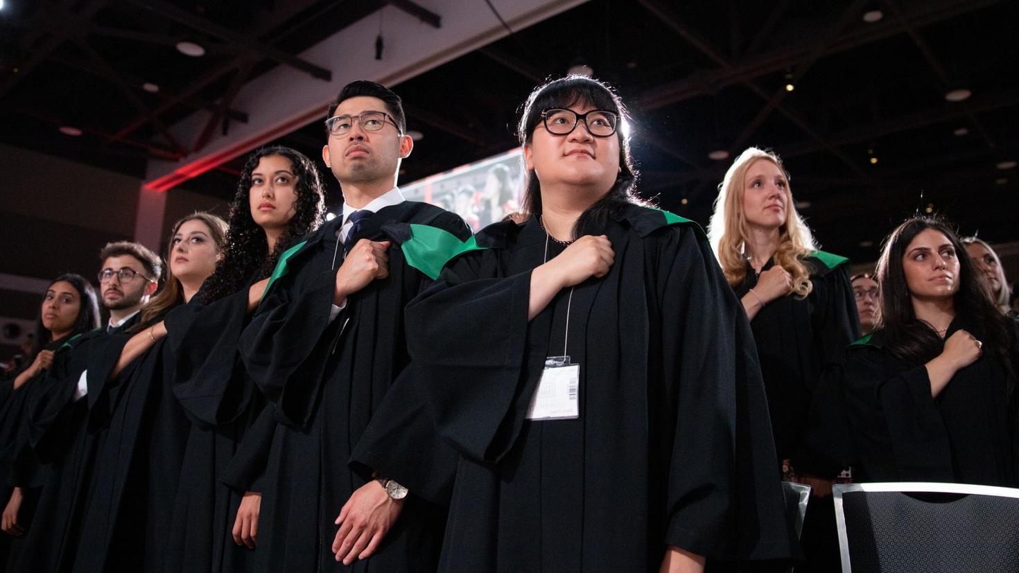 Les diplômés prêtent serment d'engagement professionnel lors de la cérémonie de remise des diplômes de 2023
