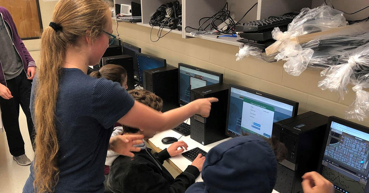 Angéline enseigne la programmation informatique aux jeunes du secondaire.