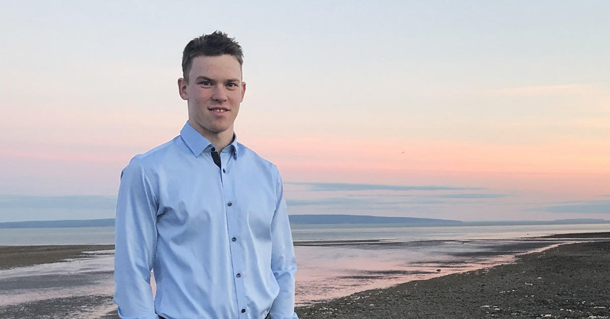 Jeremy Leigh sur une plage au coucher du soleil.