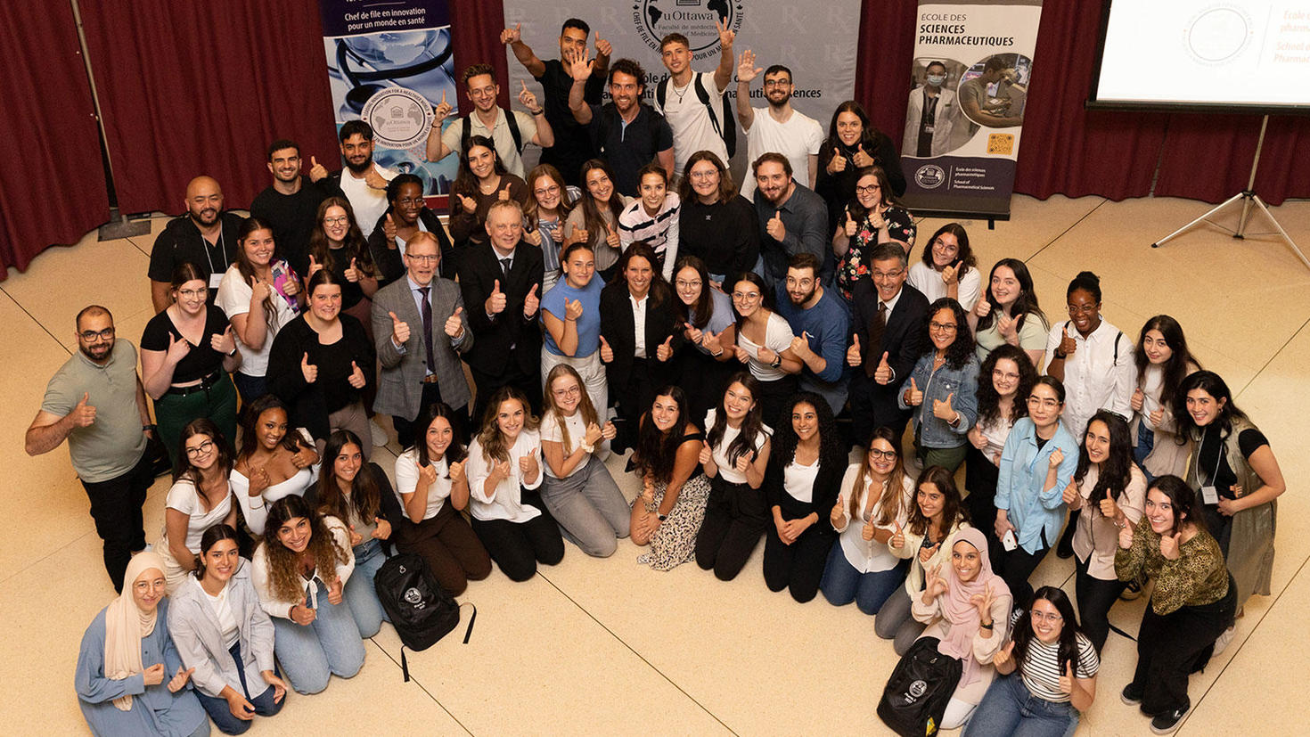 Les étudiantes et étudiants de la première cohorte du programme de pharmacie en français de l’École des sciences pharmaceutiques de l’Université d’Ottawa (Faculté de médecine).