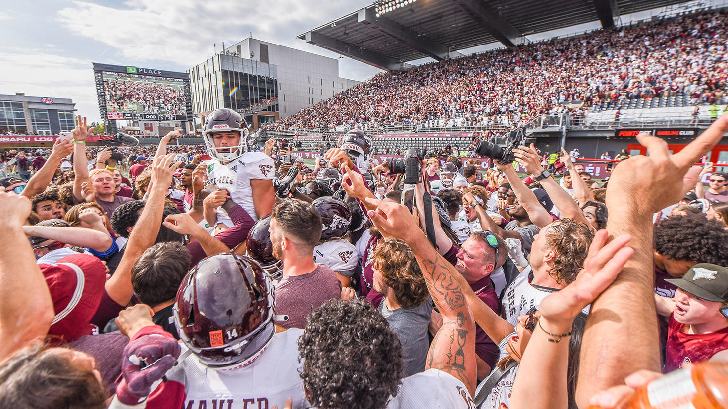 Les Gee-Gees célèbrent sur le terrain après leur victoire au match Panda 2023.