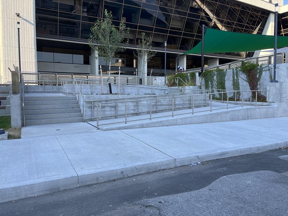 Nouvelle rampe d'accès à la terrasse de Montpetit