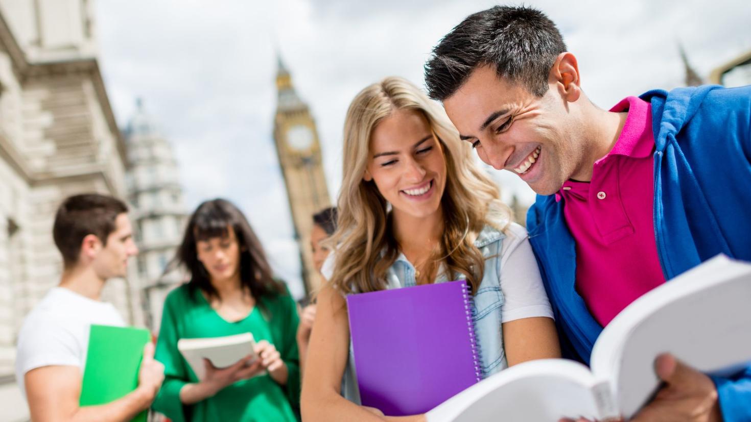 Des personnes lisent un livre devant Big Ben.