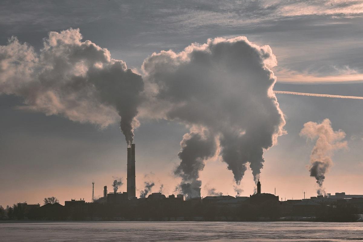 Fumée s'échappant de cheminées industrielles