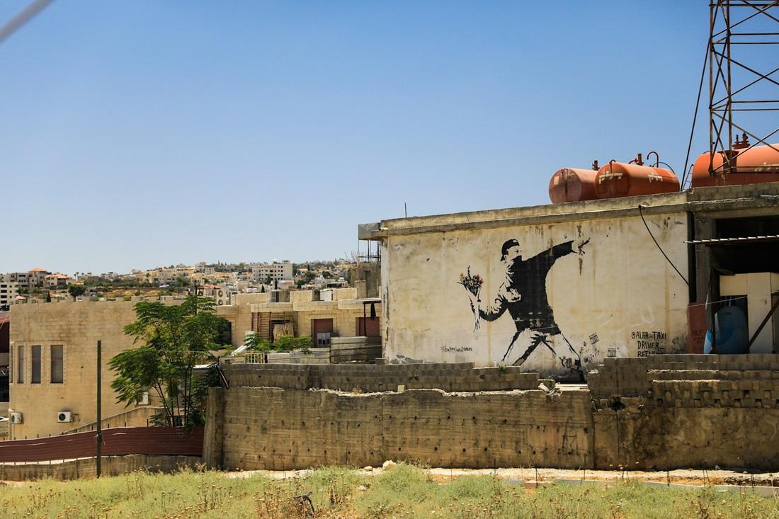 The Flower Thrower par Banksy