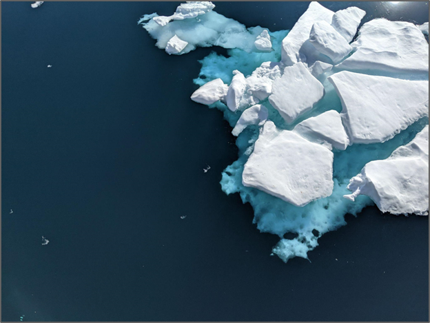 Des icebergs dans l’eau – Photo : Lana Dolgova