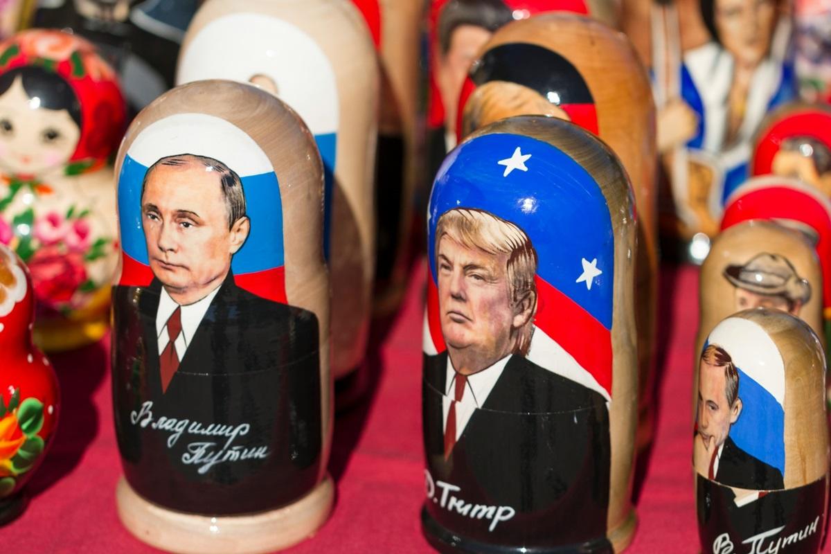 Des poupées russes à l'effigie de Poutine et de Trump