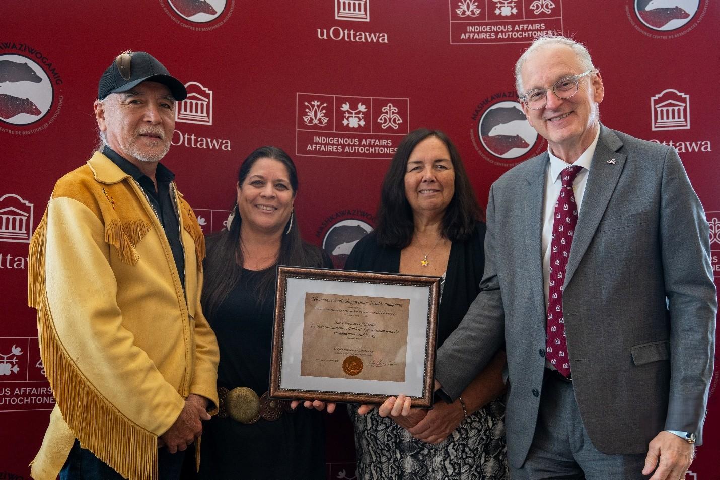 Jacques Frémont avec des membres de la Nation algonquine Anishinàbeg