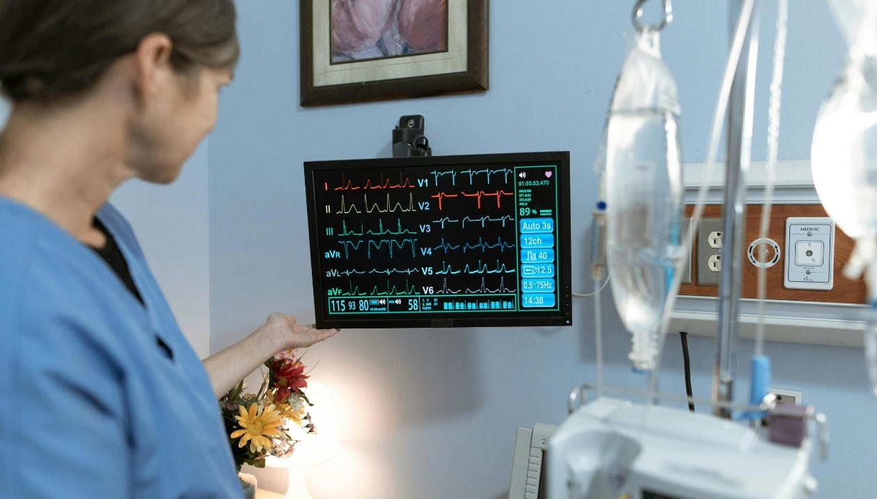 Un moniteur cardiaque en milieu hospitalier.