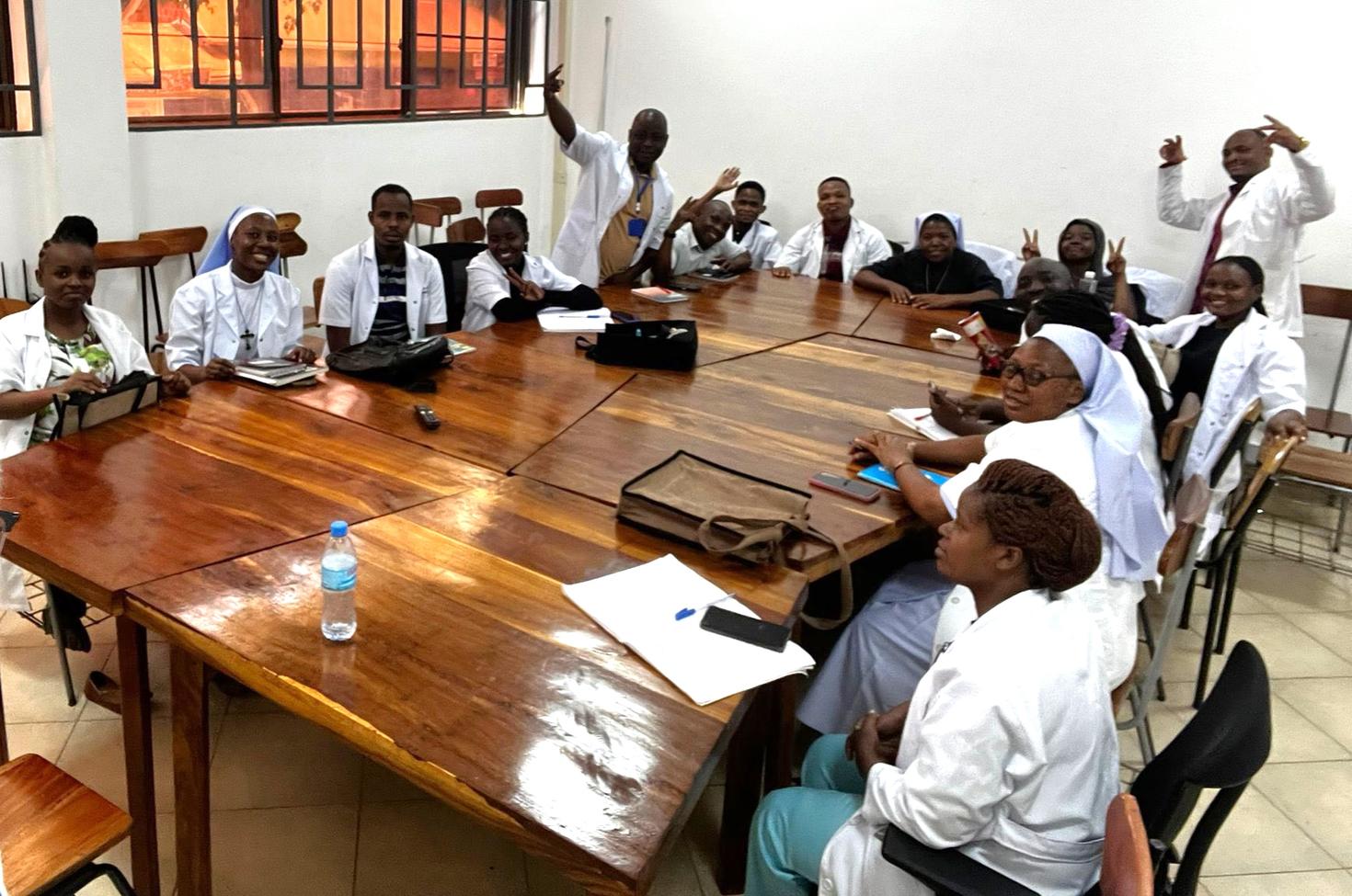 une classe remplie d’élèves a Tanzanie