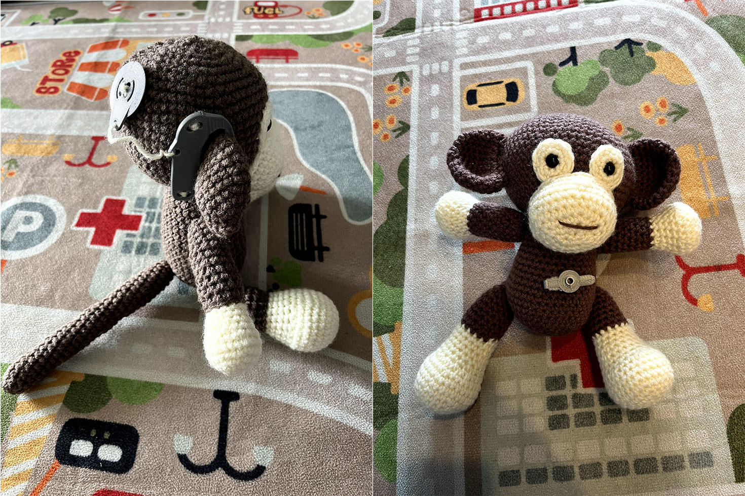 Un singe au crochet avec un implant cochléaire à côté d’un autre avec une stomie.