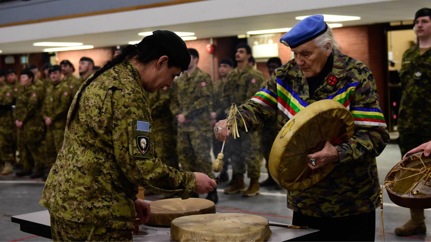 Cérémonie du tambour avec un aîné autochtone et des militaires
