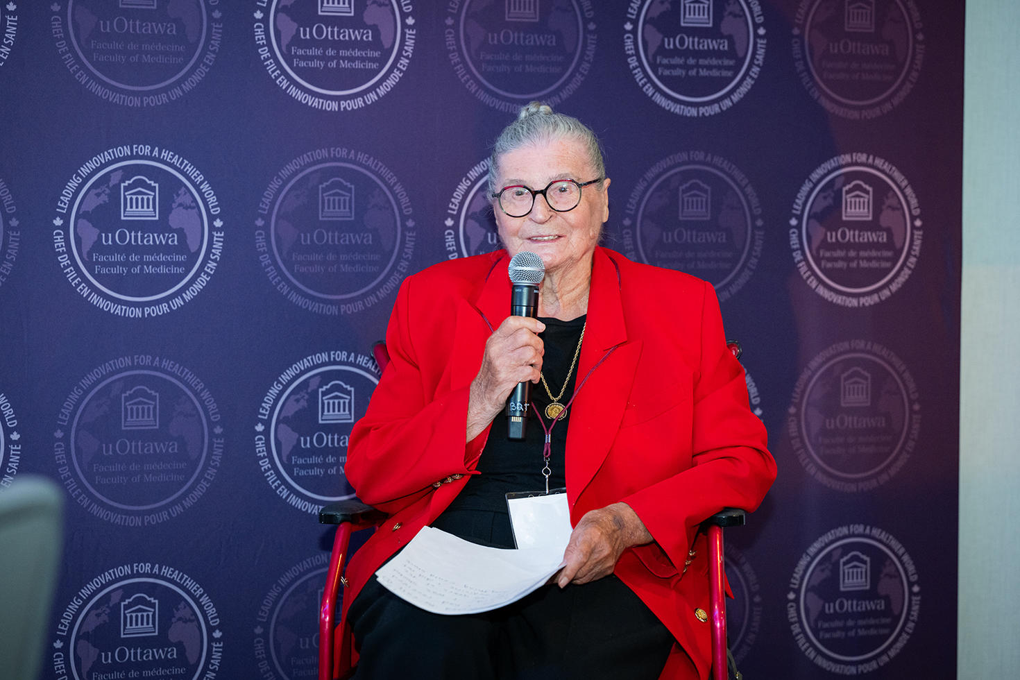 Dre Garvey, de la promotion MD 1960, a captivé l'audience lors de son allocution pour la reception du Prix d’excellence de carrière.