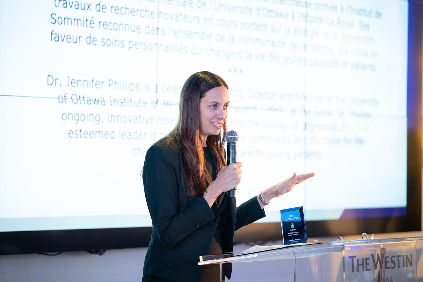 Dre Phillips a reçu le Prix de leadership exceptionnel pour son role determinant dans l recherche en santé mentale.