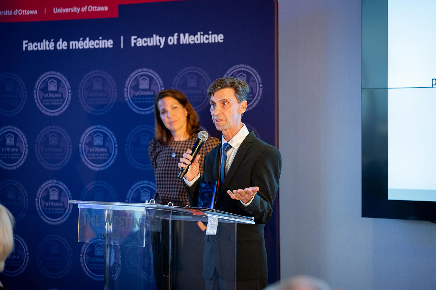 Lauréat du Prix de leadership exceptionnel, Dr Dion est revenu sur son remarquable parcours marqué par l'apparition et la lutte contre le virus du SIDA.