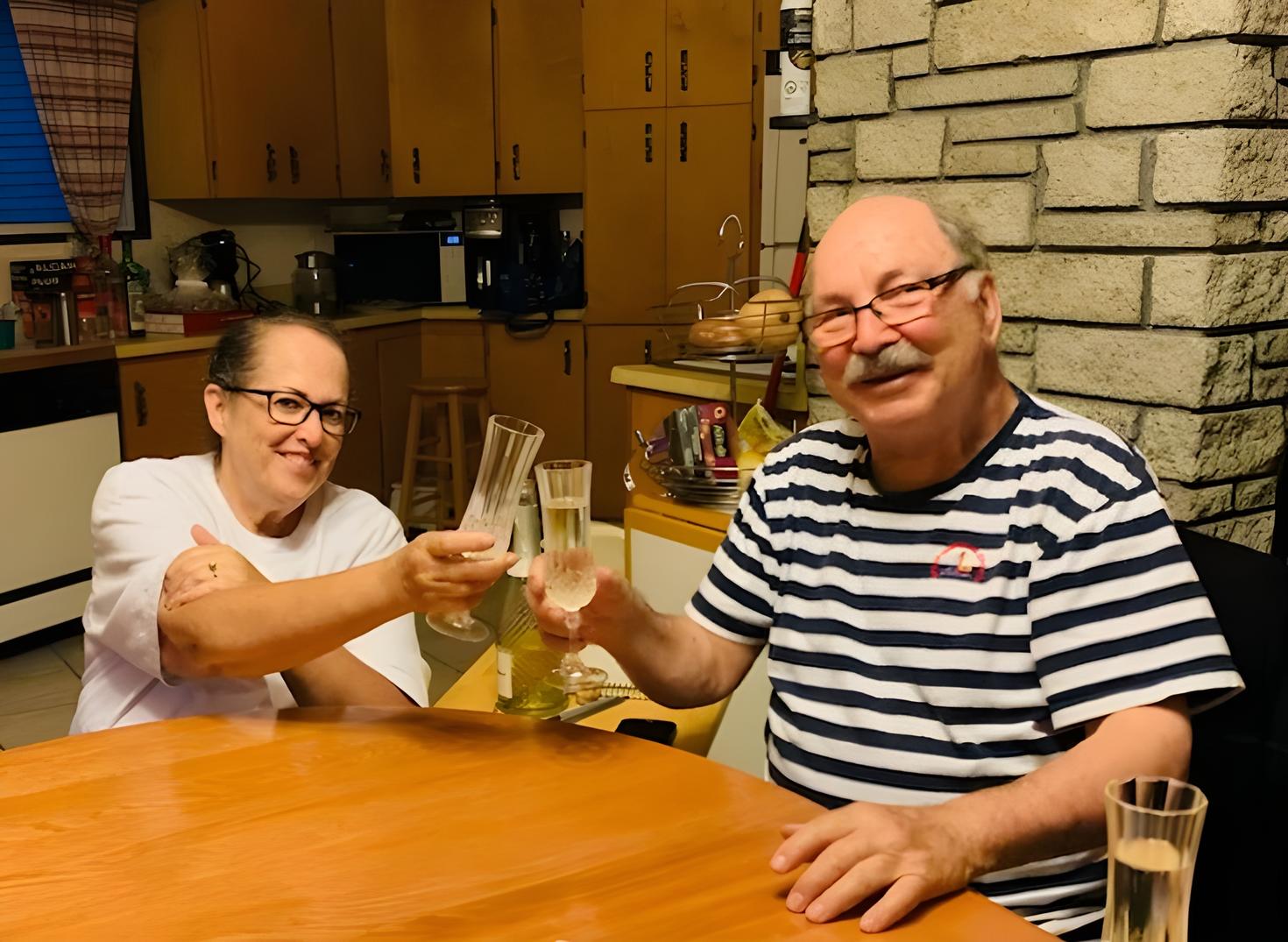 Jocelyne et Jean Anawati célébrant leur 45e anniversaire de mariage.