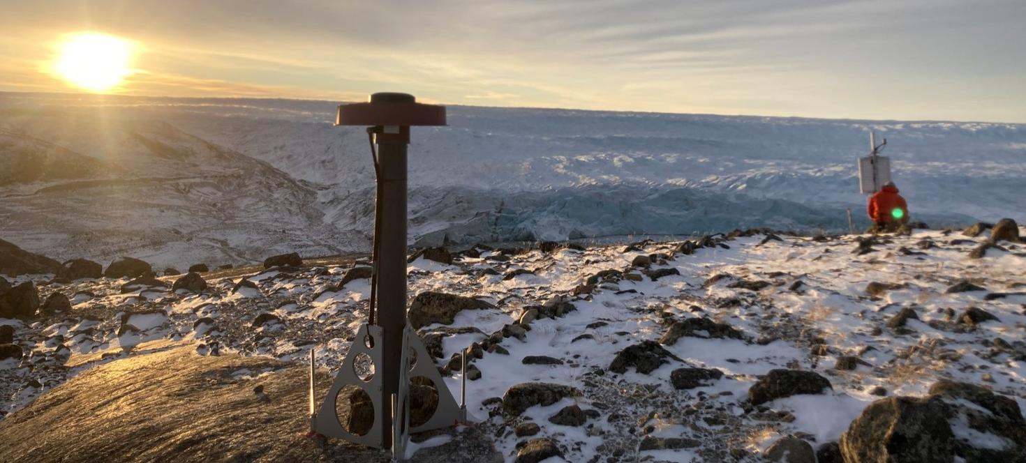 Lever du soleil à une station du Système mondial de navigation par satellite (GNSS) près de Kangerlussuaq, dans l'ouest du Groenland. Le Dr Ajourlou utilise les mouvements terrestres en 3D enregistrés par ces stations pour étudier l'histoire de la calotte glaciaire et les propriétés rhéologiques de la croûte et du manteau sous-jacents. 