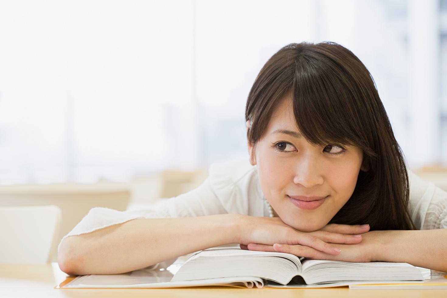 Étudiant penché sur des livres ouverts