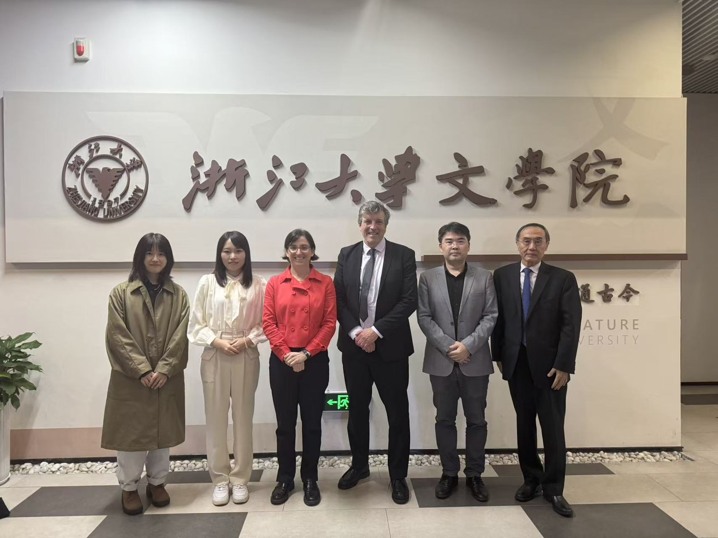 Wang Shengqun, prof. agrégée, et Qi Yue, jeune prof, École de littérature, Université du Zhejiang; Marie-Eve Sylvestre, rectrice, uOttawa; Marc Charron, doyen, Faculté des arts, uOttawa; et Shi Wenlei, vice-doyen, École de littérature, Zhejiang.