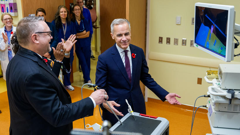 Prime Minister Mark Carney learns laparoscopic surgery procedures at the uOttawa Sim Centre. 