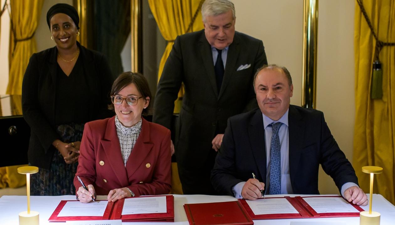 Signature de la lettre d’intention entre France Universités et l’Université d’Ottawa.