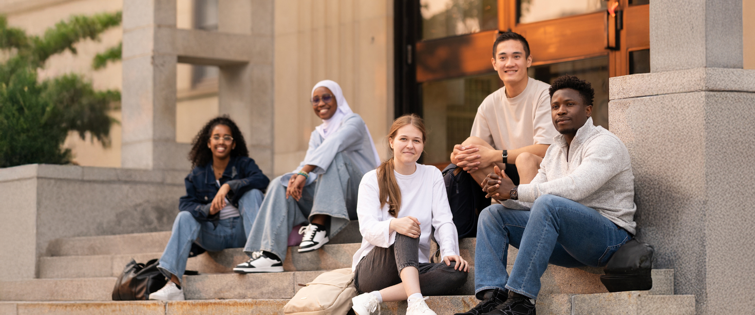 étudiantes et étudiants assis dans les marches