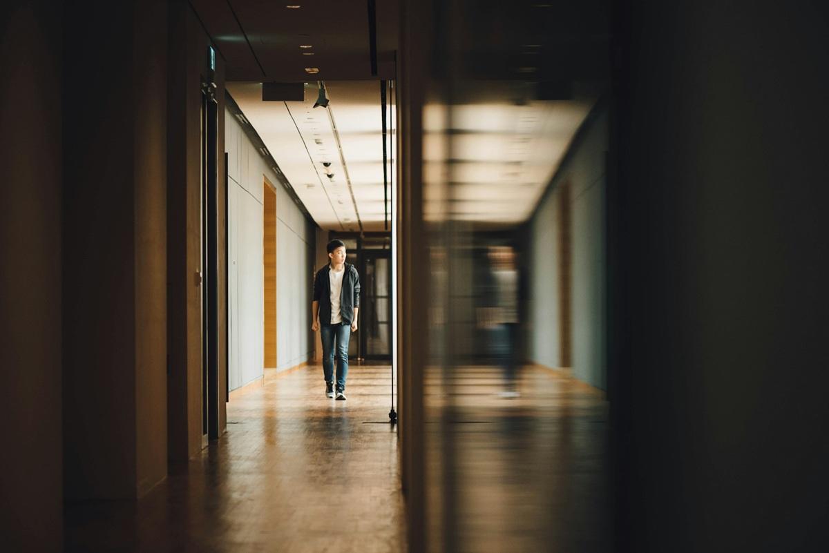 Étudiant marchant dans un couloir