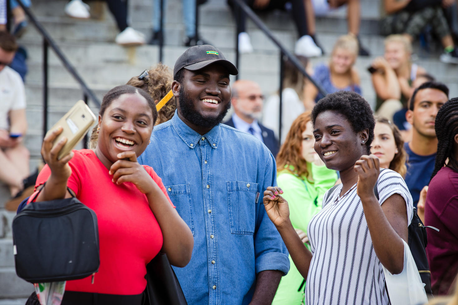 Étudiants qui se prennent en selfie 