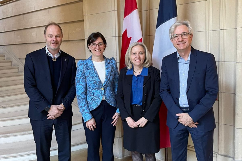 Patrice Corriveau, vice-provost à l’international, Marie-Eve Sylvestre, rectrice et vice-chancelière de l’Univerité d’Ottawa, France G. Drouin, ambassadrice du Canada en France, et Thierry Weissenburger, délégué commercial de l'Ambassade du Canada en France.