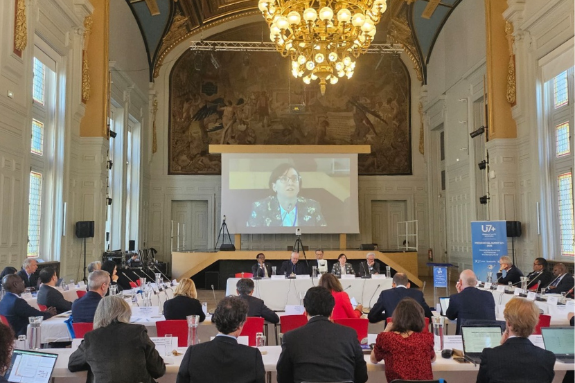 Marie-Eve Sylvestre prend la parole au sommet présidentiel U7+ à Paris.