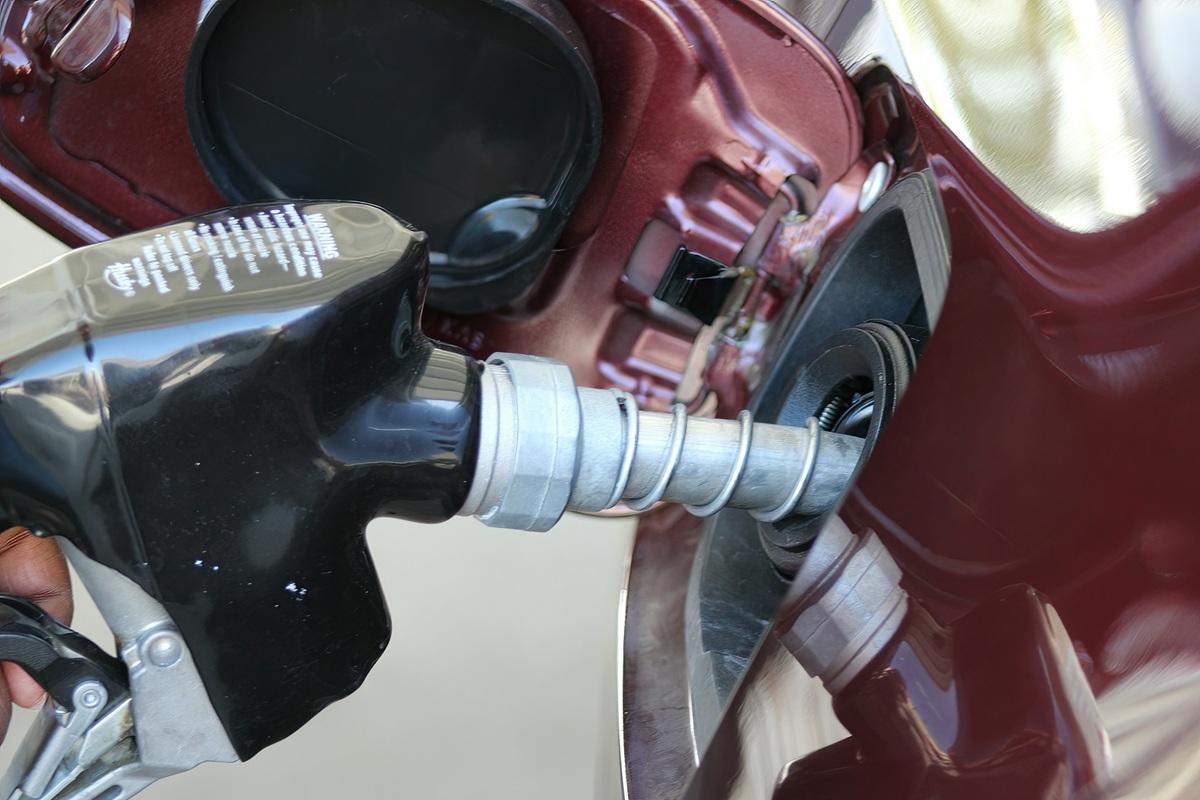 Donnant de l'essence a une voiture