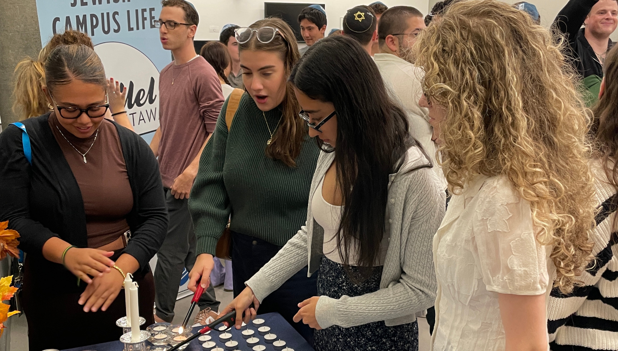 University of Ottawa students light shabbat candles