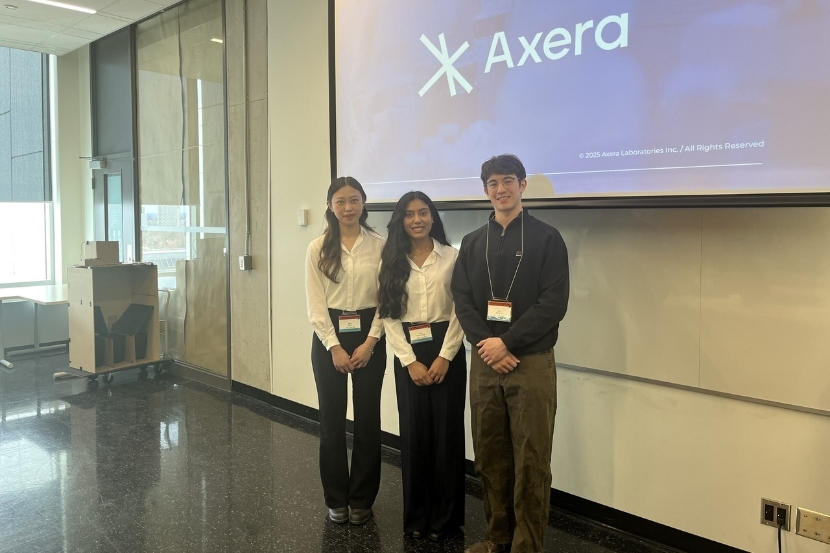 Trois membres d'Axera devant leur présentation.