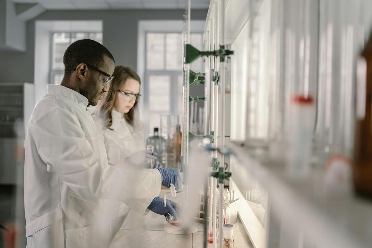 Des personnes travaillent dans un laboratoire.