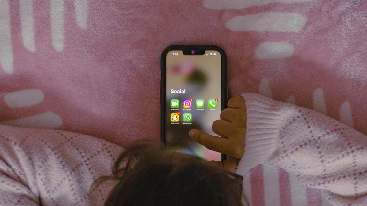 Un adolescent sur les réseaux sociaux, sur son téléphone