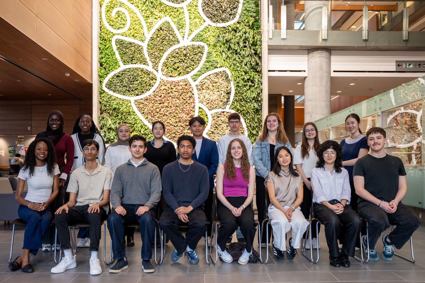 Une photo de groupe de l'équipe des mentors régionaux.