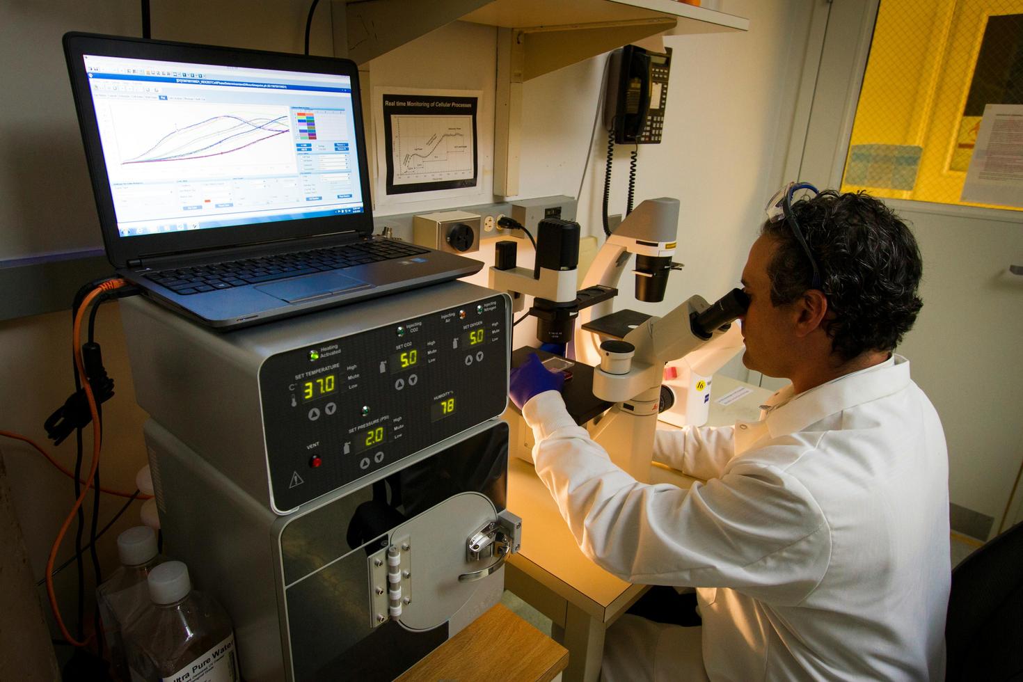 Scientifique dans un laboratoire.