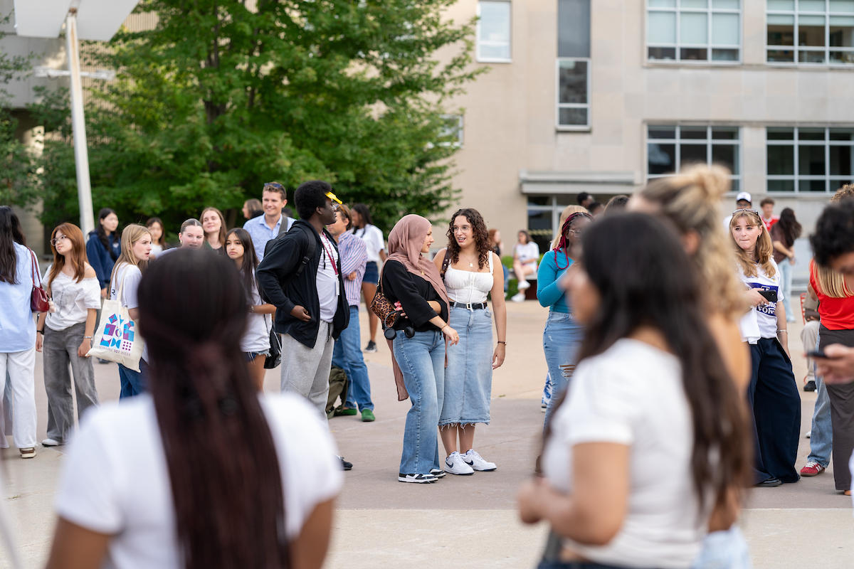 Students conversating at the International hangout on the uOttawa campus.