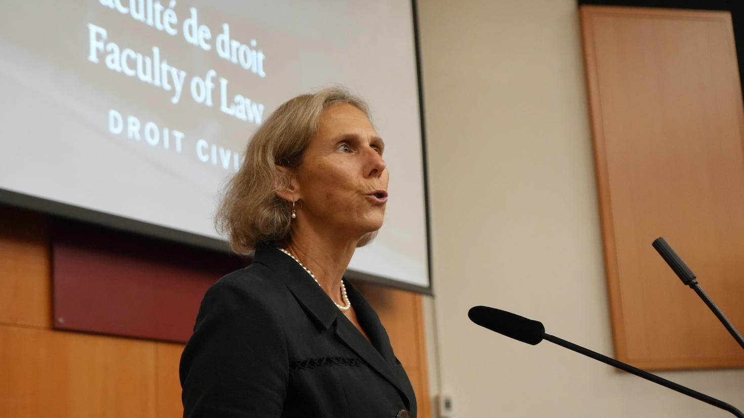 Jennifer Quaid, professeure titulaire à la Section de droit civil, animait la cérémonie.