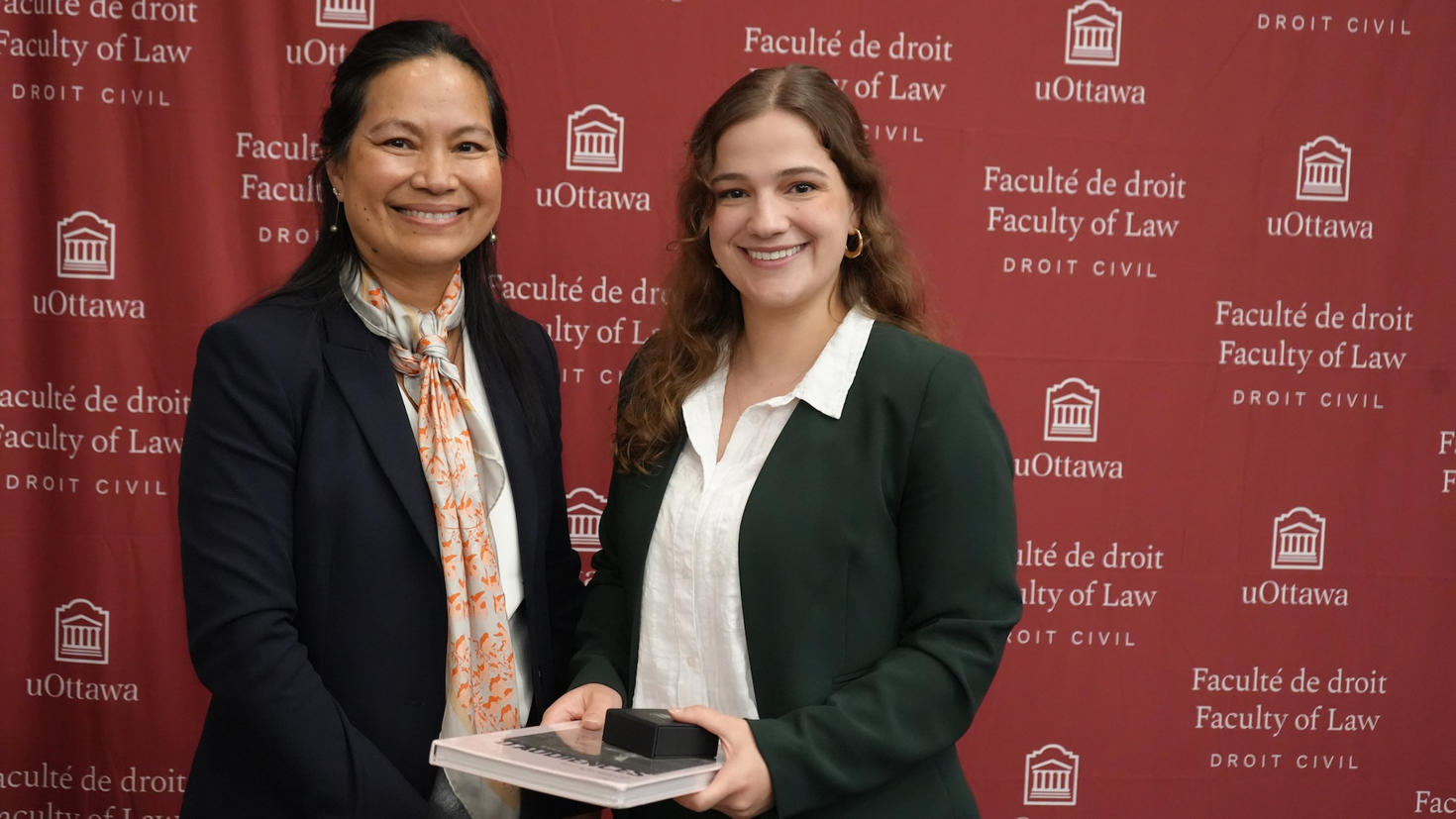 Sochetra Nget, doyenne adjointe aux études supérieures et Marianne Tétrault, récipiendaire de la médaille du Barreau de Paris. 