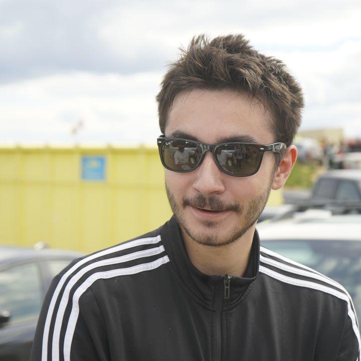 John Szewczyk, responsable de l’avionique chez uoRocketry, portant des lunettes de soleil lors du Launch Canada Challenge en août 2026.