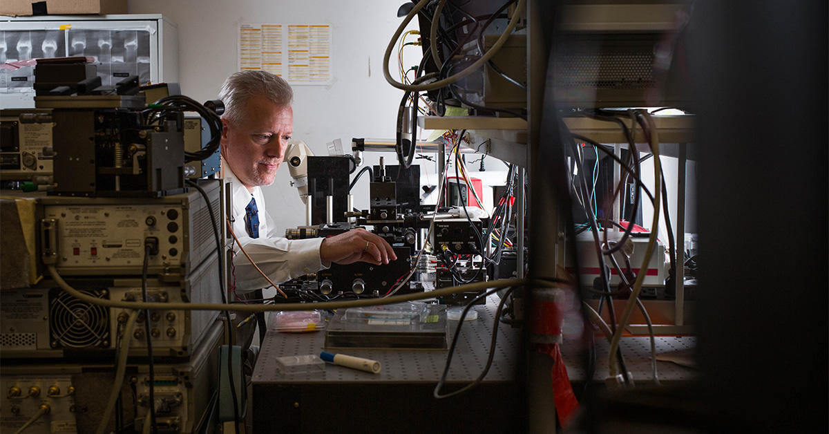 Pierre Berini dans son laboratoire de photonique