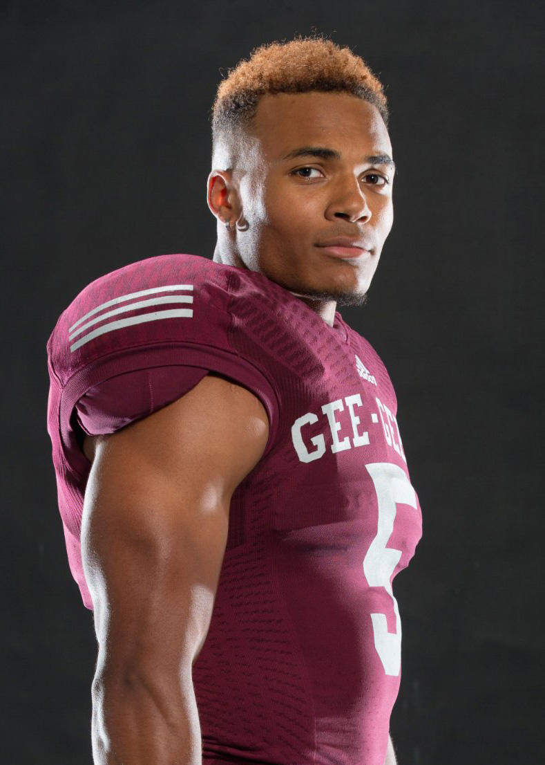 Portrait de Jackson Bennett portant l’uniforme de football des Gee-Gees
