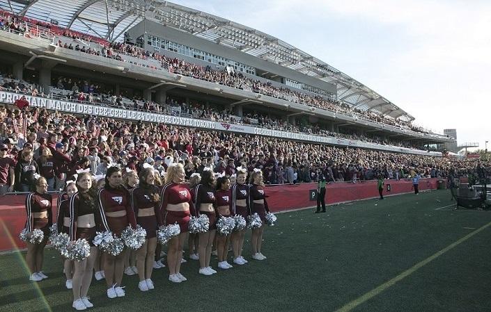 Les meneuses de claque des Gee-Gees en formation.