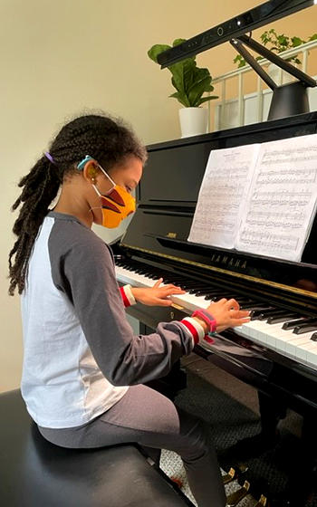 Zoé jouant du piano