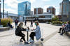 des étudiants sur le campus 