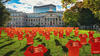 La pelouse du hall Tabaret ornée de 800 t-shirts orange 